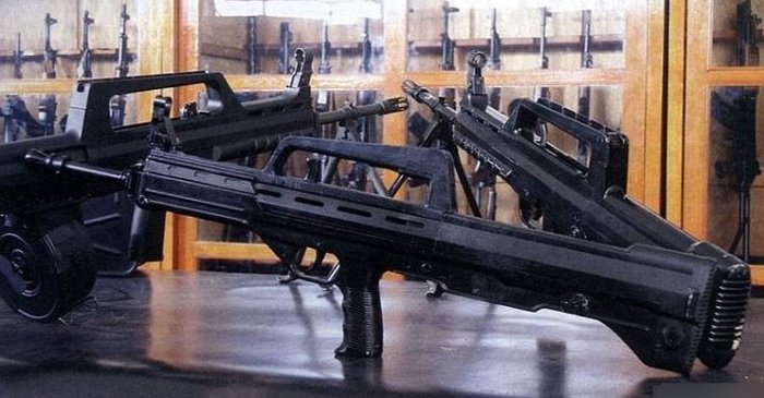 95식 자동소총의 시제총기(중앙)와 양산총기(우), 그리고 95식 분대지원화기(좌)의 모습. <출처: Public Domain>