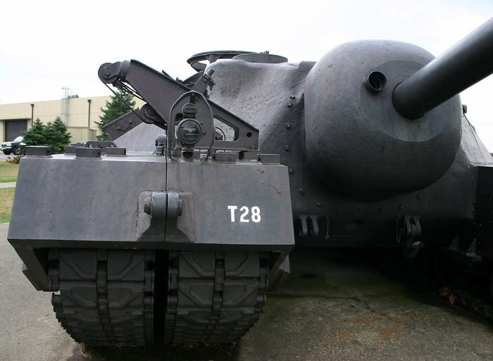 가까이에서 본 T28 전차의 포탑 부분. 맨틀 부분이 원형으로 이루어진 것이 특이하다. (출처: Pahcal123/Wikipedia.org)