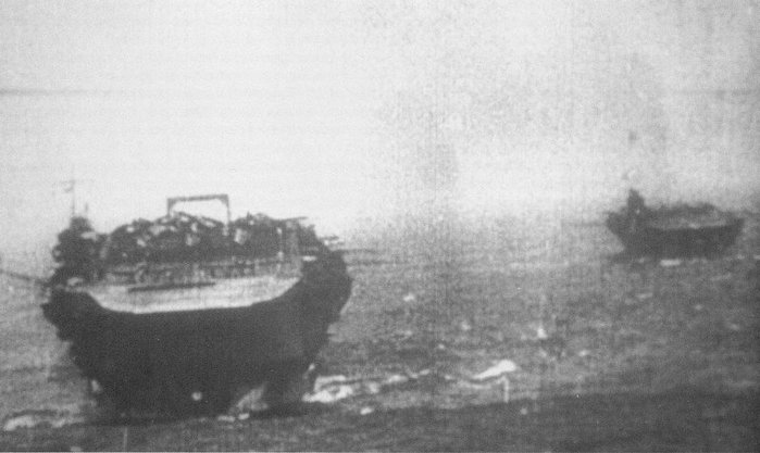 1941년 12월 초, 진주만을 급습하기 위해 은밀히 항진 중인 일본 항공모함 카가(좌)와 주이카쿠. 이처럼 태평양 전쟁은 항공모함에 의해 시작되었고 전쟁 내내 주인공으로 활약했다. < Public Domain >