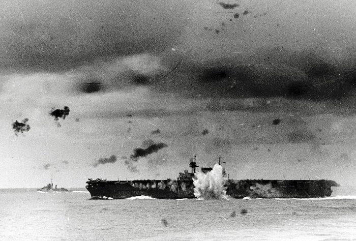 1942년 10월 26일, 산타크루즈 해전 당시에 일본군의 맹폭을 받는 CV-6 엔터프라이즈. 요크타운급 3형제 중 유일하게 종전 때까지 생존한 불사신이었다. < Public Domain >