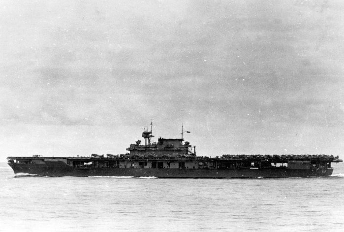 유일하게 3형제가 모두 참전한 미드웨이 해전 첫날에 전투 공역을 향해 항진 중인 CV-5 요크타운. < Public Domain >