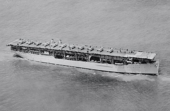 석탄 운반선을 개조해서 만든 미국 최초의 항공모함 CV-1 랭글리(Langley). 요크타운급도 처음에는 이 같은 평갑판 구조로 예정되었었다. < Public Domain >