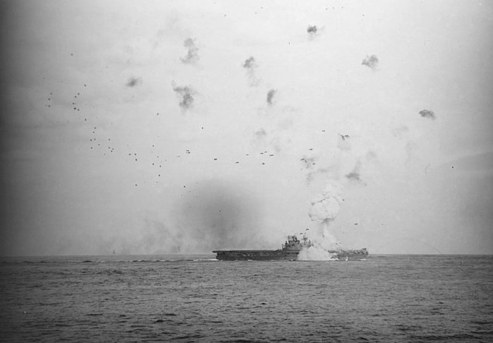 1945년 5월 21일, 가미카제의 자살 공격을 받은 CV-6 엔터프라이즈. 요크타운급은 배수량을 맞추기 위해 장갑의 많은 부분을 포기했지만 생각보다 방어력이 좋았다. < Public Domain >