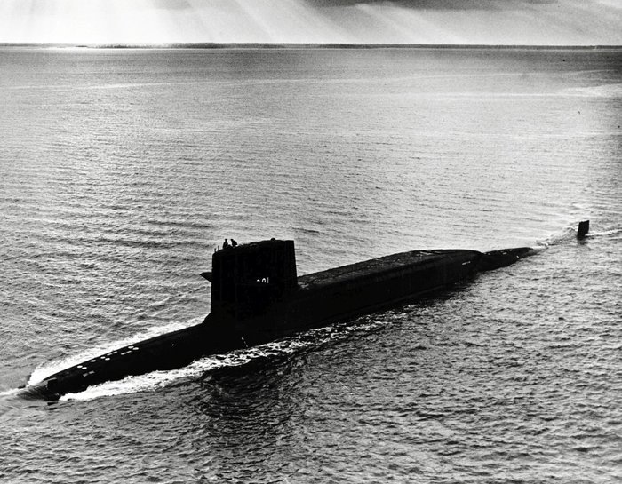 1962년 5월, 시험 항해 중 대서양 한가운데에서 부상하여 항해 중인 로버트 리함(USS Robert E. Lee, SSBN-601). (출처: US Navy/National Archive)