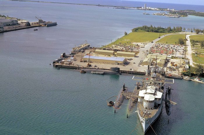1981년 괌에 정박한 조지 워싱턴함. 오른쪽에는 AS-19 프로테우스 잠수함 지원함이 다른 잠수함들과 정박중이다. (출처: US Navy/National Archive)