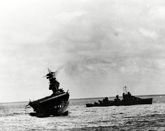 요크타운은 심각한 피해를 입은 후에도 버텨냈지만 결국 일본군 잠수함의 어뢰공격으로 침몰했다. < 출처 : Public Domain >