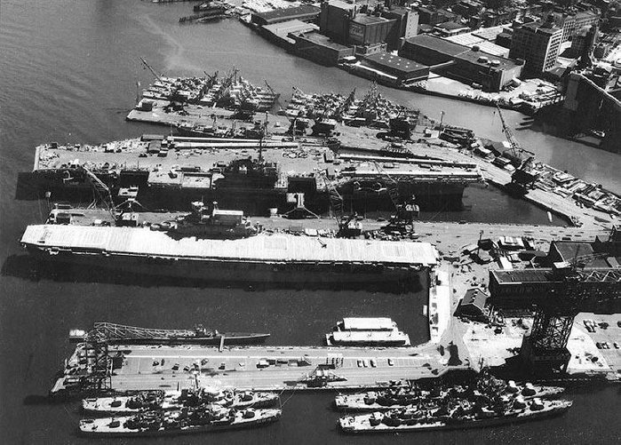 퇴역 후 뉴욕 해군 조선소에 보관 중인 엔터프라이즈는 미 해군의 자부심이었다. 이후 해체되었지만 함명은 최초의 핵추진항공모함 CV-65에 승계되었다. < 출처 : Public Domain >