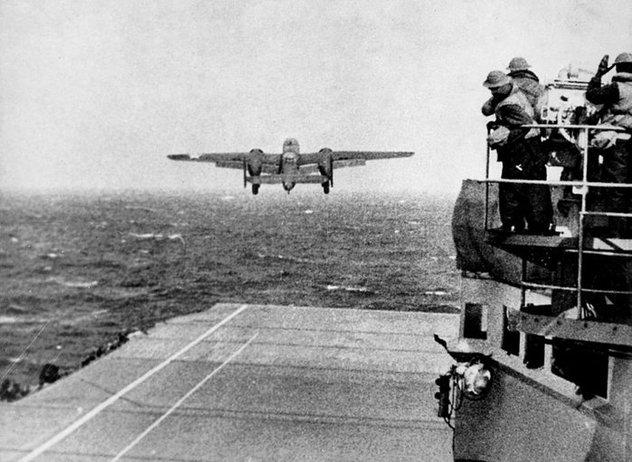 일본 본토를 폭격하기 위해 CV-8 호넷에서 이함 하는 육군항공대의 B-25 폭격기. 이들의 활약으로 바닥까지 떨어진 미국의 사기가 반등했다. < 출처 : Public Domain >