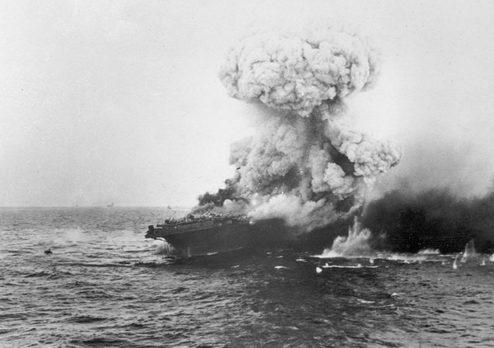 산호해 해전에서 일본의 집중타를 맞고 불타는 CV-2 렉싱턴. 결국 자침으로 생을 마감하면서 미 해군 최초로 격침된 항공모함이 되었다. 이때 CV-5 요크타운도 엄청난 피해를 입었다. < 출처 : Public Domain >