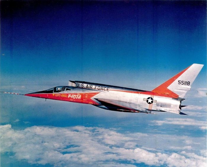F-107 울트라 세이버 전폭기