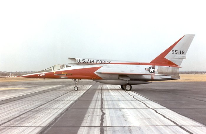 측면에서 본 F-107A . (출처: US Air Force)