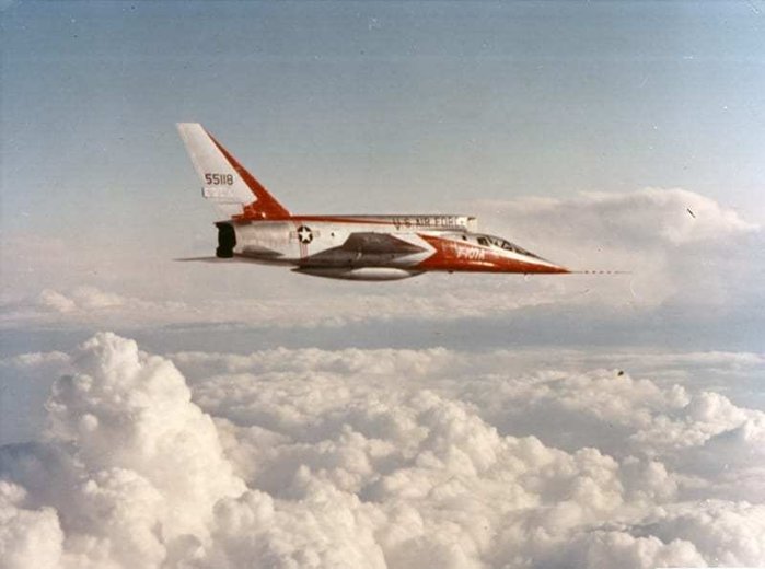 구름 위로 비행 중인 F-107A. 동체 위에 설치된 독특한 엔진 흡입구 때문에 