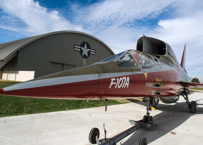 F-107A는 VAID라고 불리는 독특한 형태의 엔진 흡입구가 특징이며, 이는 산소 공급 필요량에 따라 자동으로 제어된다. (출처: US Air Force / Ken LaRock)