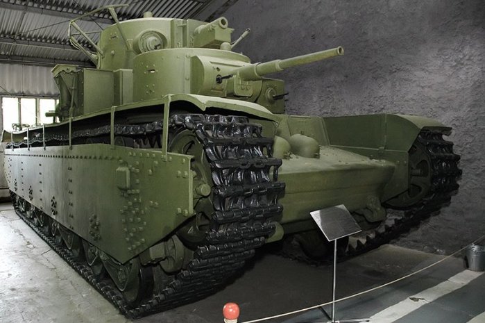 쿠빙카 박물관에 전시 중인 T-35 중전차. 1935년부터 배치되었으나 성능이 기대에 미치지 못해 61대로 생산을 종료하고 후속작 개발이 시작되었다. < 출처 : (cc) Prised at Wikipedia.org >
