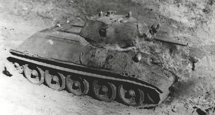 T-34 시제전차의 시험평가 장면. T-34는 BT-5를 대체하는 중형 전차로 개발되었다. < 출처 : Public Domain >