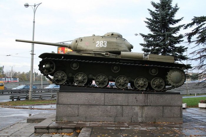 최종 양산형인 KV-85. IS 중전차가 배치되기 전까지의 전력 공백을 메우는 역할을 담당했다. < 출처 : Public Domain >