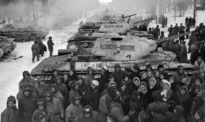 모스크바 전투 당시 전투 투입을 위해 도열한 KV-1 전차들. < 출처 : Public Domain >