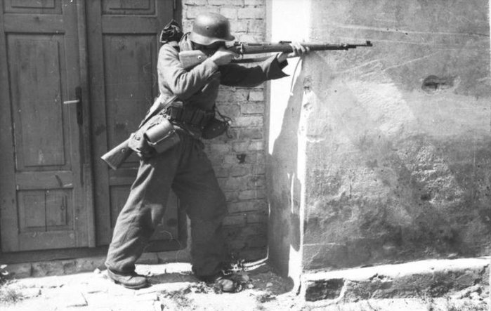 1944년 바르샤바 봉기 진압 당시에 건물에 은폐해서 Kar98k로 사격 중인 독일군 병사. < Public Domain >