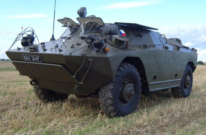 수상 주행용 파도막이가 장착된 체코 육군용 OT-65 <출처 : globalsecurity.org>