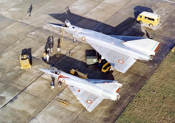 미라주 III와 미라주 IV의 모습. 유사한 실루엣을 갖고 있으나 형상이 더 커진 것을 볼 수 있다. (출처: Dassault-Aviation)