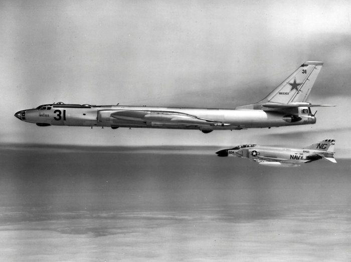 Tu-16은 소련 최초의 제트 전략폭격기로, 이후 등장하는 Tu-22, Tu-22M의 탄생에 많은 영향을 끼쳤다. 사진은 Tu-16 폭격기가 미 해군 F-4 팬텀II에 의해 식별요격되는 모습이다.< 출처 : Public Domain >