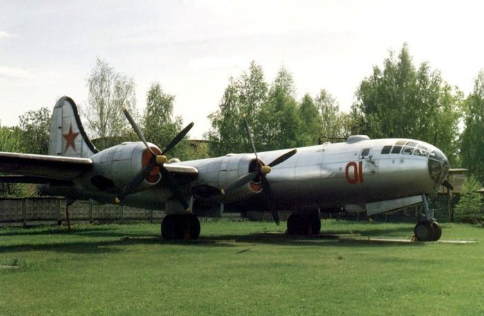 B-29를 데드카피해서 개발한 소련 최초의 전략폭격기 Tu-4. 이때 터득한 기술들이 Tu-16 개발에 이용되었다. < 출처 : Public Domain >