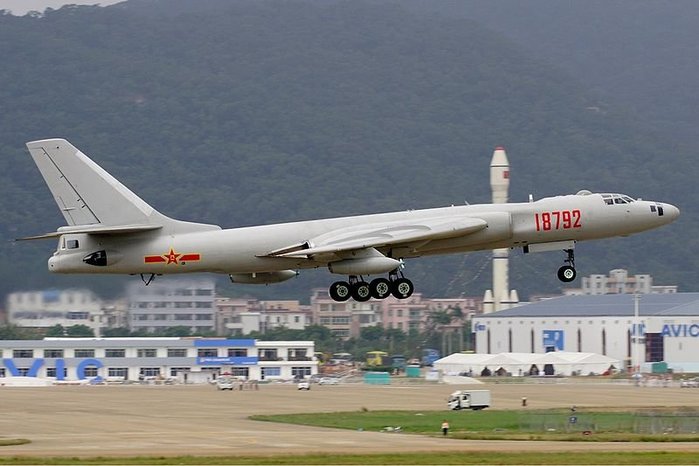 H-6 폭격기 < 출처 : (cc) Li Pang at wikimedia.org >