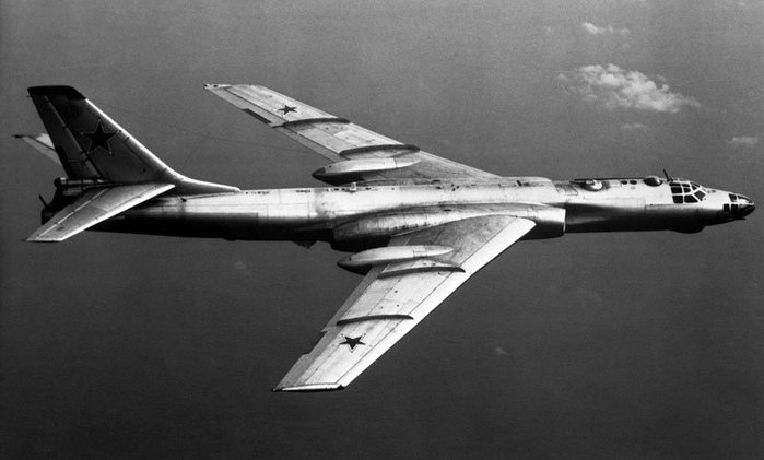 비행중 포착된 Tu-16. 전방관측창, 방어용 기관포탑처럼 B-29의 흔적을 엿볼 수 있다. < 출처 : 미 국방부 >