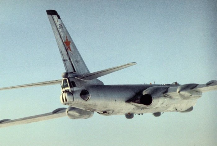 후방에서 바라본 Tu-16. 동체의 오목한 부위와 주익 사이에 엔진이 장착되었다. < 출처: 미 국방부 >