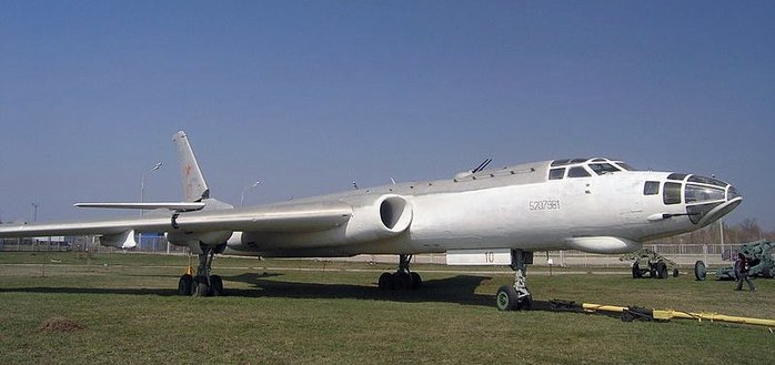 토글리아티 기술 박물관에 전시 중인 Tu-16. < 출처 : (cc) ShinePhantom at wikimedia.org >