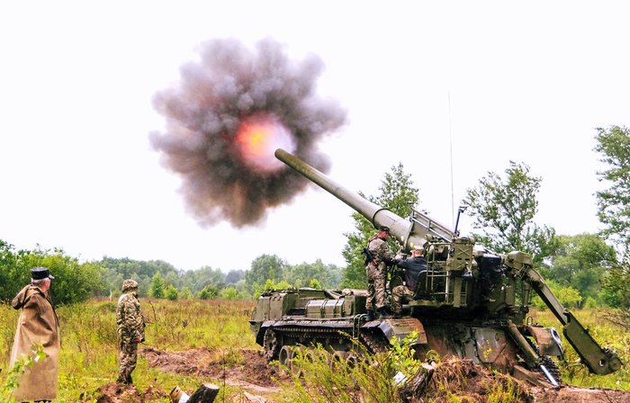 전술핵 운용이 가능한 203mm 2S7 피온 자주포 <출처 : militaryarms.ru>