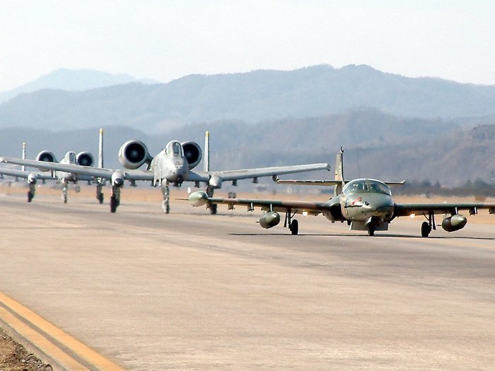대한민국 공군 A-37이 앞서 이륙하는 가운데, 미 공군 A-10 썬더볼트 II 기체가 오산 기지에서 이륙 중인 모습. (출처: US Air Force)