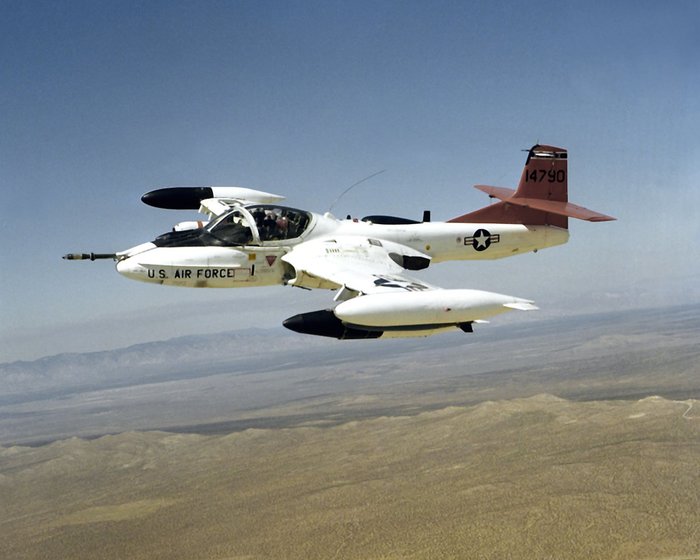 캘리포니아주 에드워즈 공군기지에서 시험 비행 중인 OA-37 드래곤플라이의 모습. 주익 하부에는 Mk.20 폭탄과 Mk.80 폭탄이 각각 장착되어 있다. (출처: Reynolds/US Air Force)