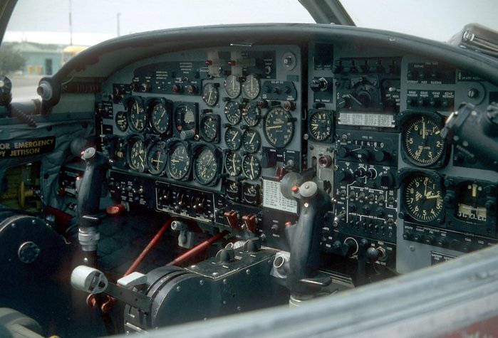A37의 원형인 T-37의 조종석. (출처: Seattleretro/Wikipedia.org)