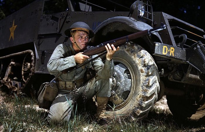 1942년 포트 녹스에서 M1 개런드로 무장하고 훈련 중인 미군 병사 < Public Domain >