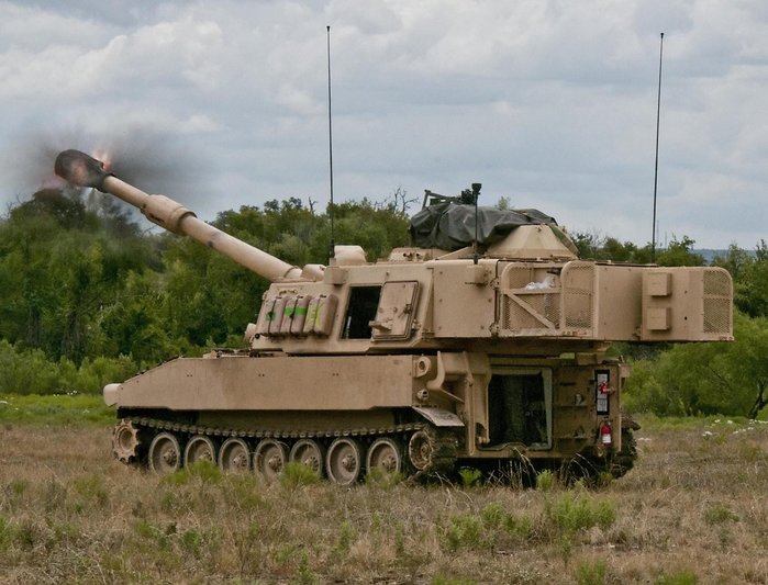 미 육군의 대표적인 자주포 M109는 중량이 20톤 이상으로 항공 수송에 제약이 크다. <출처 : 미 육군>