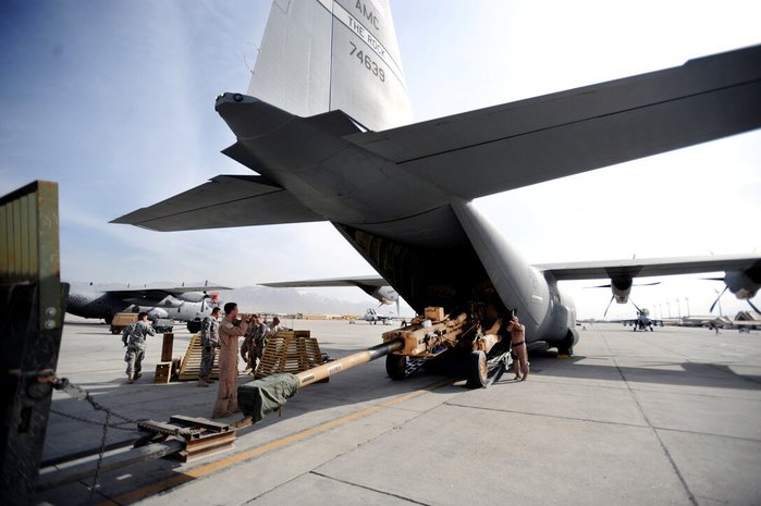 C-130J에 탑재 중인 M777A2 <출처 : 미 공군 / Staff Sgt. James L. Harper Jr.>