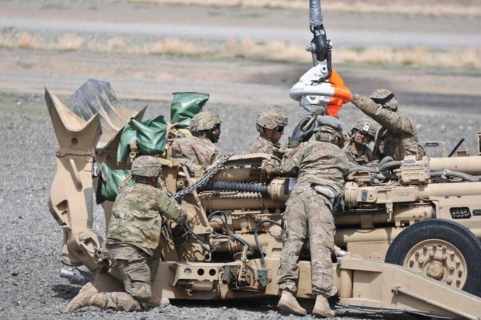 회전익기 슬링을 위해 준비 중인 미 육군 M777A2 <출처 : jb.mil / Spc. Eric-James Estrada>