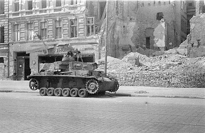 종전 후 베를린 시가지에 방치된 3호 전차 잔해. 이처럼 제2차 대전 내내 독일군이 있는 곳이면 항상 함께 하며 묵묵히 역할을 다했다. < 출처 : Public Domain >