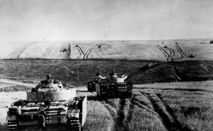 독소전쟁 당시 러시아 초원을 가로질러 진격하는 3호 전차들. < 출처 : Public Domain >