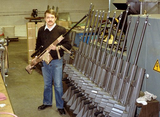 초기 양산형 M82 대물소총을 점검하고 있는 로니 바렛 <출처: Barrett Firearms Mfg.>