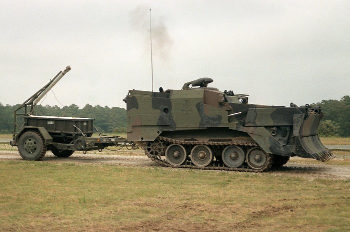 M58 미클릭을 견인하고 있는 M9 ACE <출처 : tanks-encyclopedia.com>