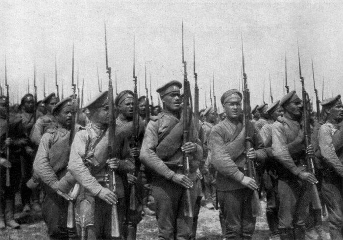 제1차 대전 당시 모신나강으로 무장한 러시아군. 스파이크 총검까지 착검하면 총의 길이가 병사의 신장과 맞먹었다. < 출처 : Public Domain >