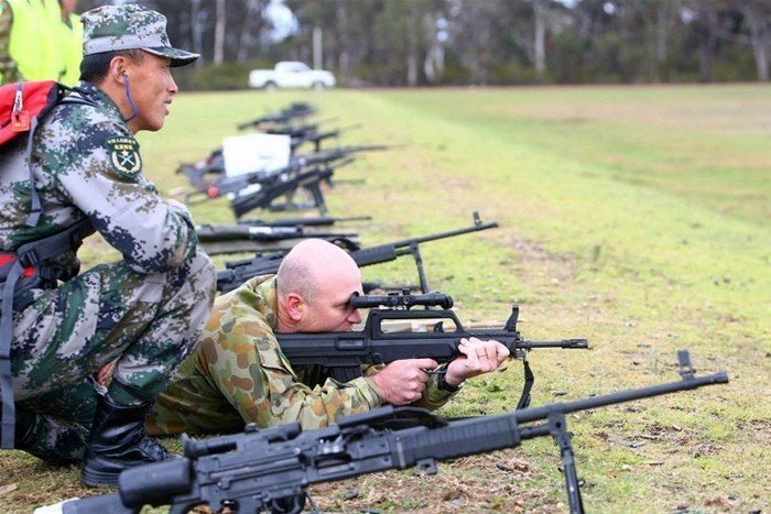호주육군사격대회에서 QBZ-95-1을 사격하는 호주군. 맨 앞에 QJY-88 기관총이 보인다. <출처: Public Domain>