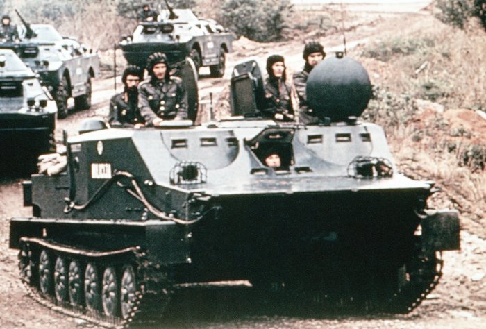 BTR-50은 소련(러시아)의 병력수송장갑차인 BTR 시리즈 중에서 유일하게 궤도식이다. 장점도 있었지만 여러 문제점들로 인해 후속작들은 차륜식으로 바뀌었다. < 출처 : Public Domain >