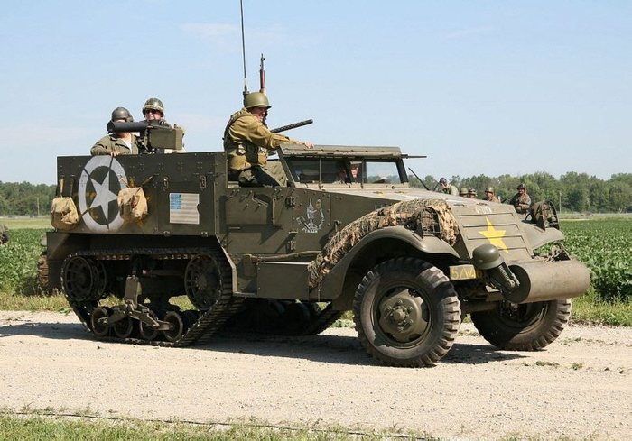 제2차 대전 당시 미군의 발 노릇을 담당한 M3 하프트랙. 종종 장갑차로 오인하나 트럭의 일종이었다. < 출처 : (cc) D. Miller at Wikimedia.org >