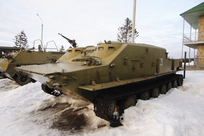 차체 상부에 장갑이 설치되고 기관총이 탑재된 양산형 BTR-50PK < 출처 : (cc) Львова Анастасия at Wikimedia.org >