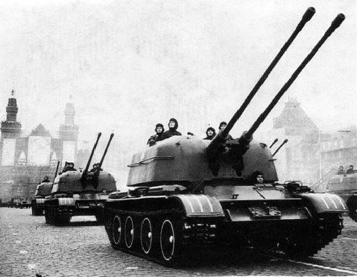 붉은 광장에서 퍼레이드 중인 소련군 ZSU-57-2 <출처 : tanks-encyclopedia.com>