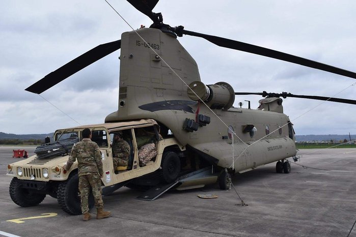 험비는 CH-47에 들어갈 수 있도록 설계되었으나, 간신히 집어 넣을 수 있는 수준으로 실전에선 한계가 있었다. <출처 : 미 육군>