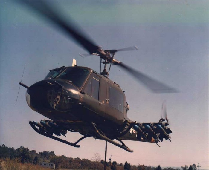 대전차미사일로 무장한 무장헬기의 등장으로 대공방어 시스템의 고도화가 요구되었다. SS-11B를 장착한 미 육군 UH-1 헬기. <출처 : redstone.army.mi>